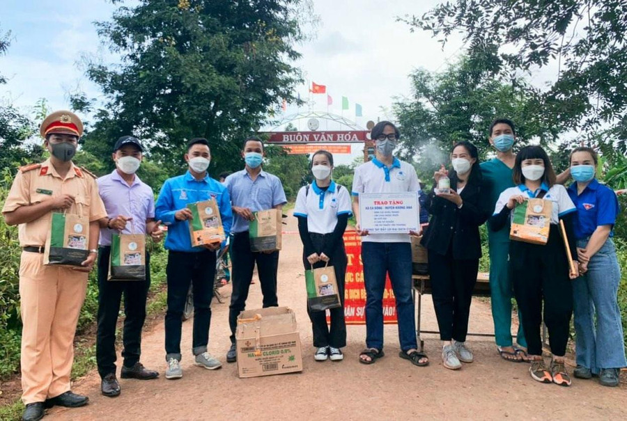 Anh Bình (thứ 3, từ trái sang) trao tặng vật tư y tế cho lực lượng chống dịch tại H.Krông Ana. Ảnh: NVCC