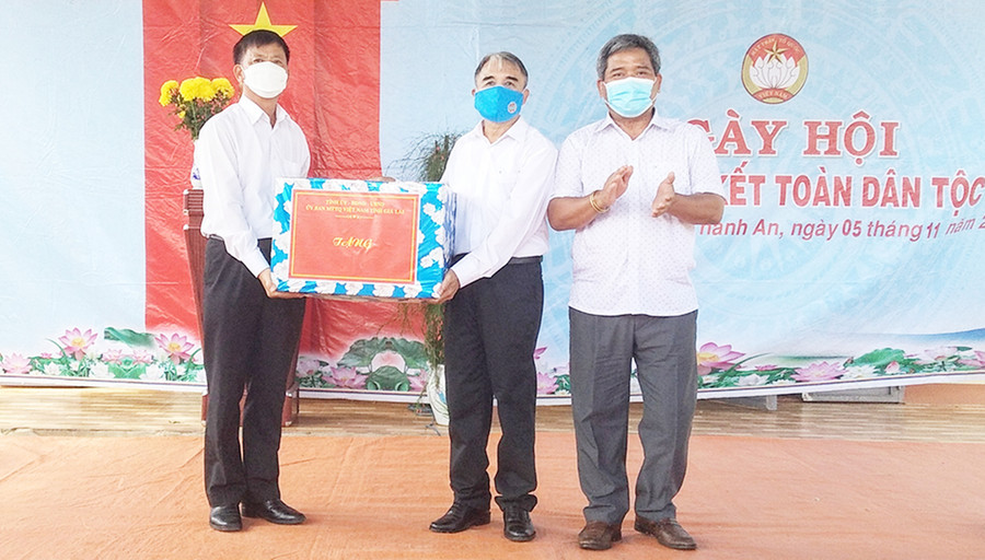  Chủ tịch Ủy ban MTTQ Việt Nam tỉnh Hồ Văn Điềm (bìa phải) tặng quà cho cán bộ và Nhân dân thôn 6. Ảnh: Lê Đại