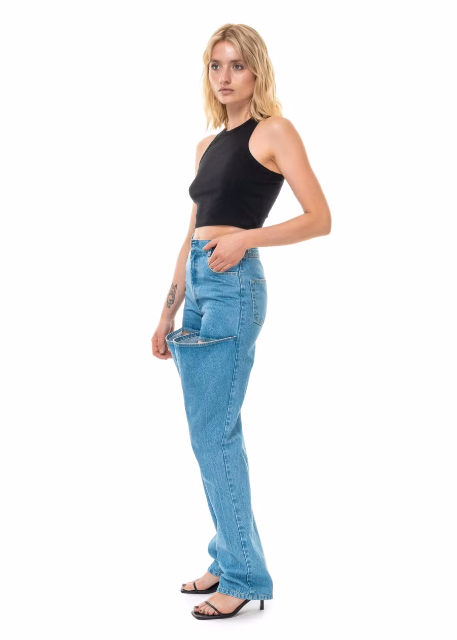 Quần jeans với một đường cắt ngay trên đùi của Ksenia Schnaider.