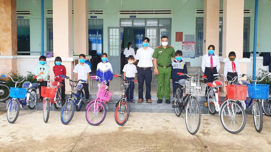 Đồng chí Lê Tuấn Anh trao tặng 10 chiếc xe đạp cho học sinh nghèo vượt khó tại trường TH& THCS Đinh Núp. Ảnh: Đinh Tùng