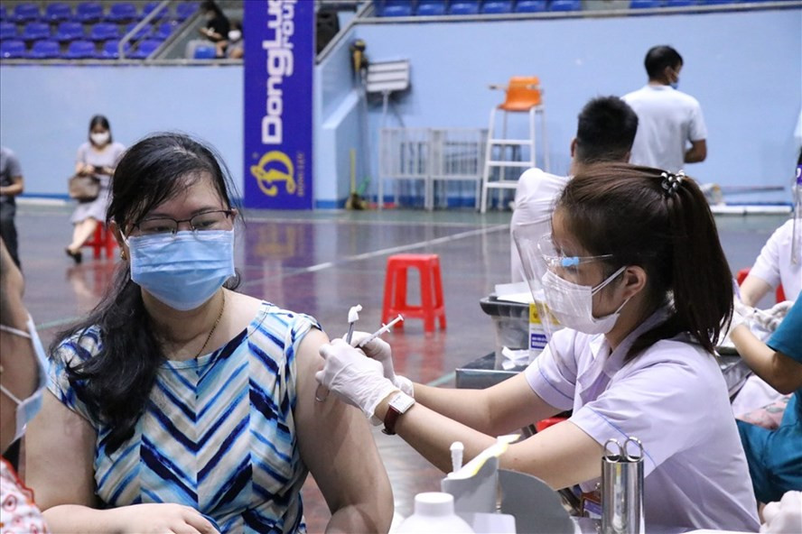 Lực lượng y tế TP.Buôn Ma Thuột (tỉnh Đắk Lắk) tiêm vaccine phòng COVID-19 cho người dân. Ảnh: B.T