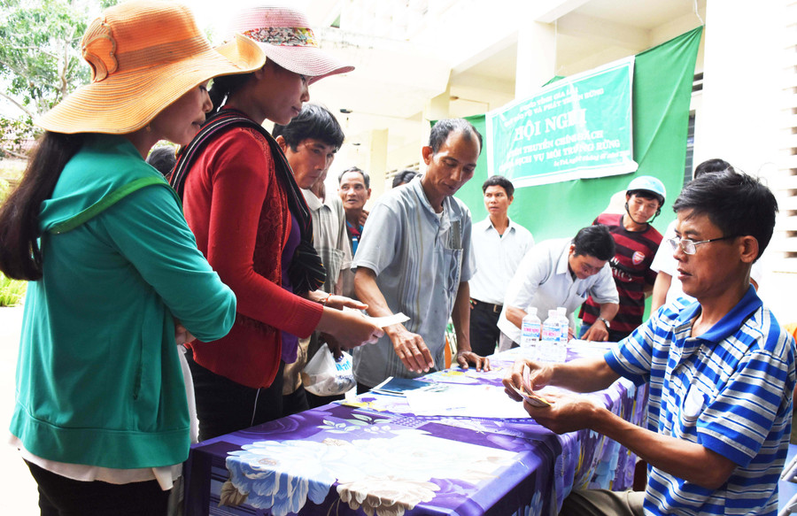 Chi trả tiền dịch vụ môi trường rừng cho các hộ dân tham gia nhận khoán quản lý, bảo vệ rừng (ảnh chụp trước tháng 4-2021). Ảnh: M.N