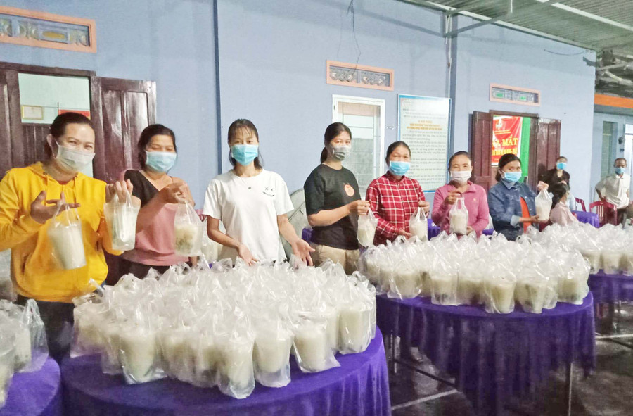 Hội viên phụ nữ tổ dân phố 8 (thị trấn Phú Thiện) nấu gần 600 suất cháo gà cho các khu cách ly tập trung của huyện. Ảnh: Vũ Chi