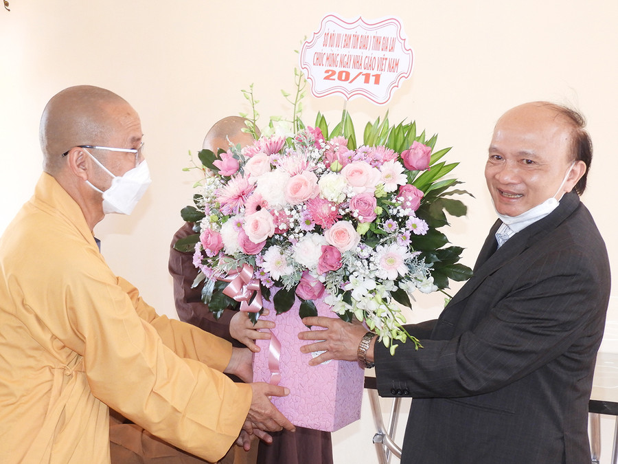 Giám đốc Sở Nội vụ Nguyễn Đình Tiến (bìa phải) tặng lẵng hoa chúc mừng toàn thể chư Tôn đức trong Ban Giám hiệu Trường Trung cấp Phật học tỉnh Gia Lai. Ảnh: Thanh Nhật Giám đốc Sở Nội vụ Nguyễn Đình Tiến (phải) tặng lẵng hoa chúc mừng toàn thể chư Tôn đức trong Ban Giám hiệu Trường Trung cấp Phật học tỉnh Gia Lai. Ảnh: Thanh Nhật