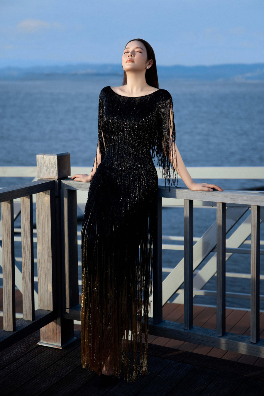 Điểm nhấn làm nên sự cao cấp, vẻ đẹp thanh lịch cho bộ sưu tập là những chi tiết đính kết cầu kỳ như những bông hoa làm thủ công hay bề mặt vải ren được may từng sọc vải tạo kiểu 3D.