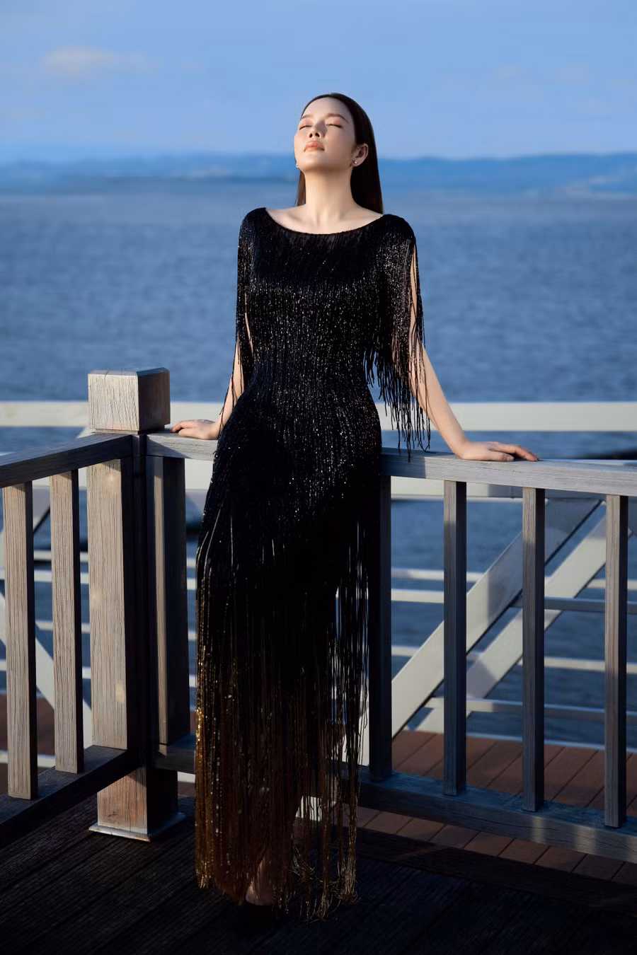 Điểm nhấn làm nên sự cao cấp, vẻ đẹp thanh lịch cho bộ sưu tập là những chi tiết đính kết cầu kỳ như những bông hoa làm thủ công hay bề mặt vải ren được may từng sọc vải tạo kiểu 3D.