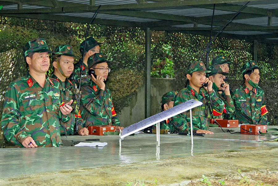  Chỉ huy bắn đạn thật. Ảnh: Sơn Tùng