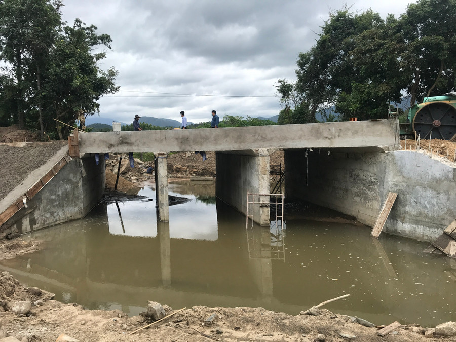 Cống thoát nước trên tuyến đường vào làng Hrách. Ảnh: Nguyễn Diệp