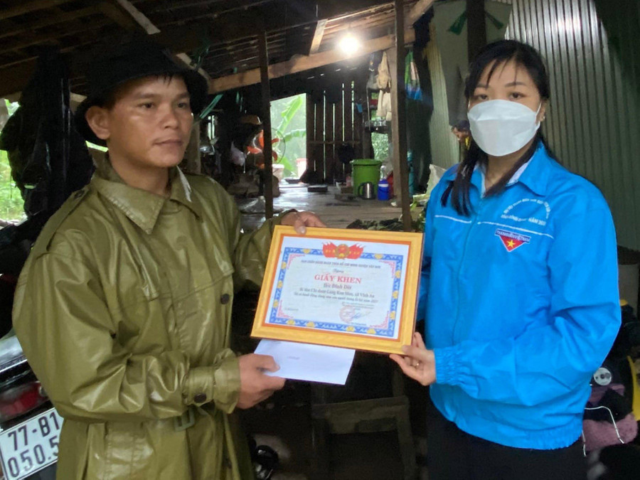 Đại diện Huyện đoàn Tây Sơn trao bằng khen cho anh Dết. Ảnh: Huyện Đoàn Tây Sơn