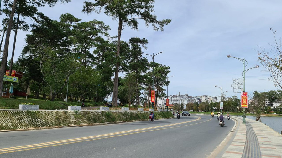 Đoạn đường Trần Quốc Toản trước Công viên Xuân Hương mới được mở rộng. Ảnh: Lâm Viên