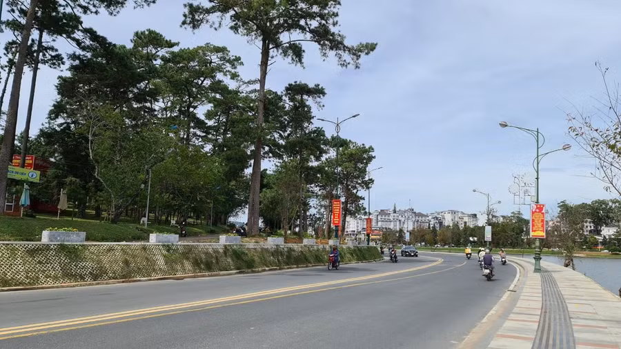 Đoạn đường Trần Quốc Toản trước Công viên Xuân Hương mới được mở rộng. Ảnh: Lâm Viên