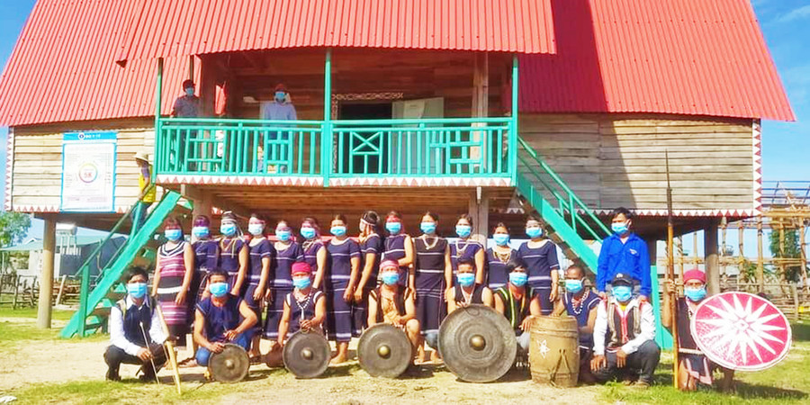 Quang cảnh lễ ra mắt Đội cồng chiêng thanh niên thôn 5, xã Pờ Tó (huyện Ia Pa). Ảnh: R'Ô HOK Quang cảnh lễ ra mắt Đội cồng chiêng thanh niên thôn 5, xã Pờ Tó (huyện Ia Pa). Ảnh: R'Ô HOK