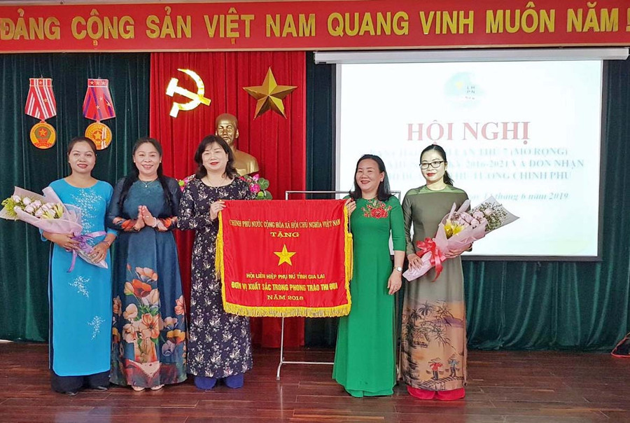 Hội LHPN đón nhận cờ thi đua của Thủ tướng Chính phủ vì những thành tích xuất sắc trong phong trào và công tác hội phụ nữ. Ảnh: Hoàng Ngọc