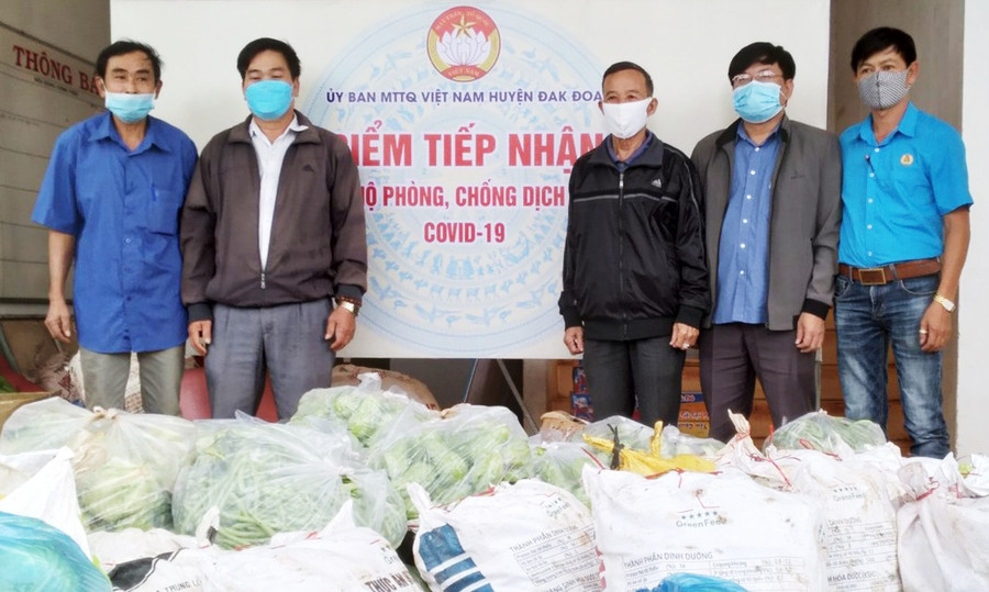Đại diện Ban Thường trực Ủy ban MTTQ Việt Nam huyện Đak Đoa tiếp nhận các nhu yếu phẩm thiết yếu do các tập thể và cá nhân ủng hộ cho các gia đình gặp khó khăn do bị ảnh hưởng bởi dịch Covid-19. Ảnh: Tiến Đông