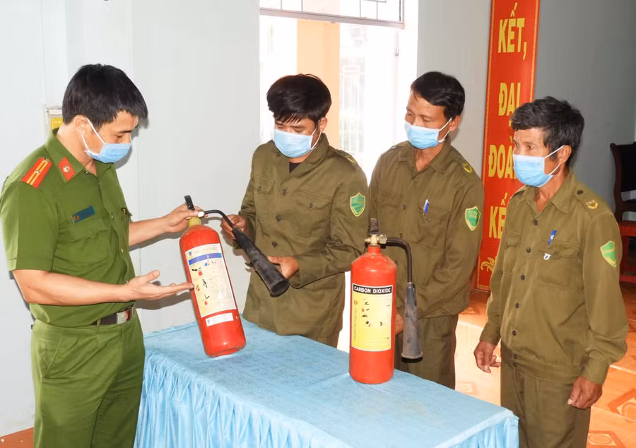  Tập huấn sử dụng thiết bị phòng cháy, chữa cháy cho lực lượng công an xã bán chuyên trách. Ảnh: Thanh Nhật