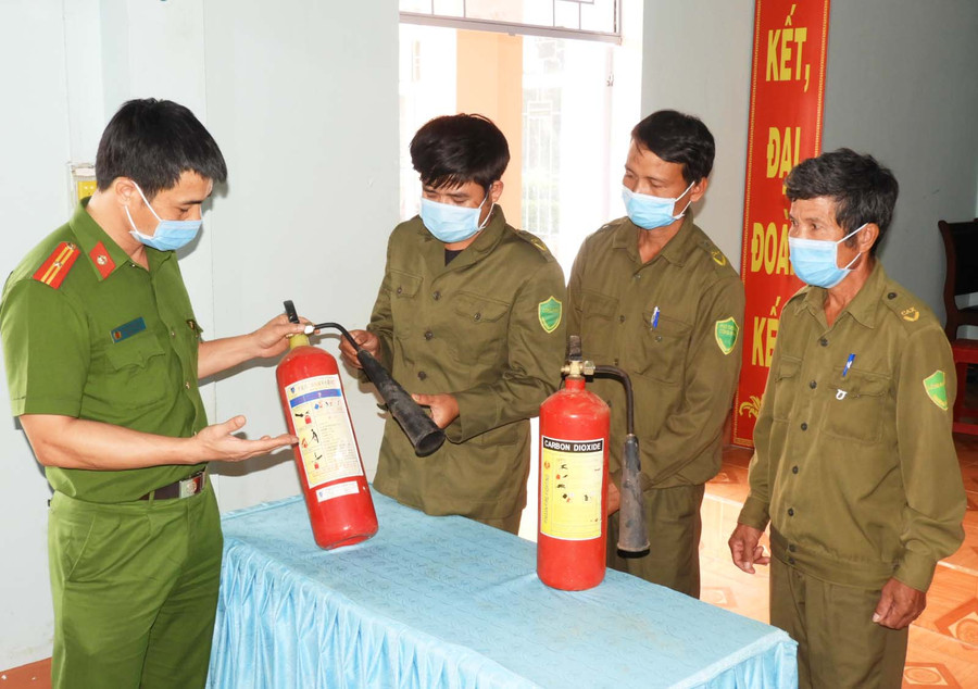  Tập huấn sử dụng thiết bị phòng cháy, chữa cháy cho lực lượng công an xã bán chuyên trách. Ảnh: Thanh Nhật