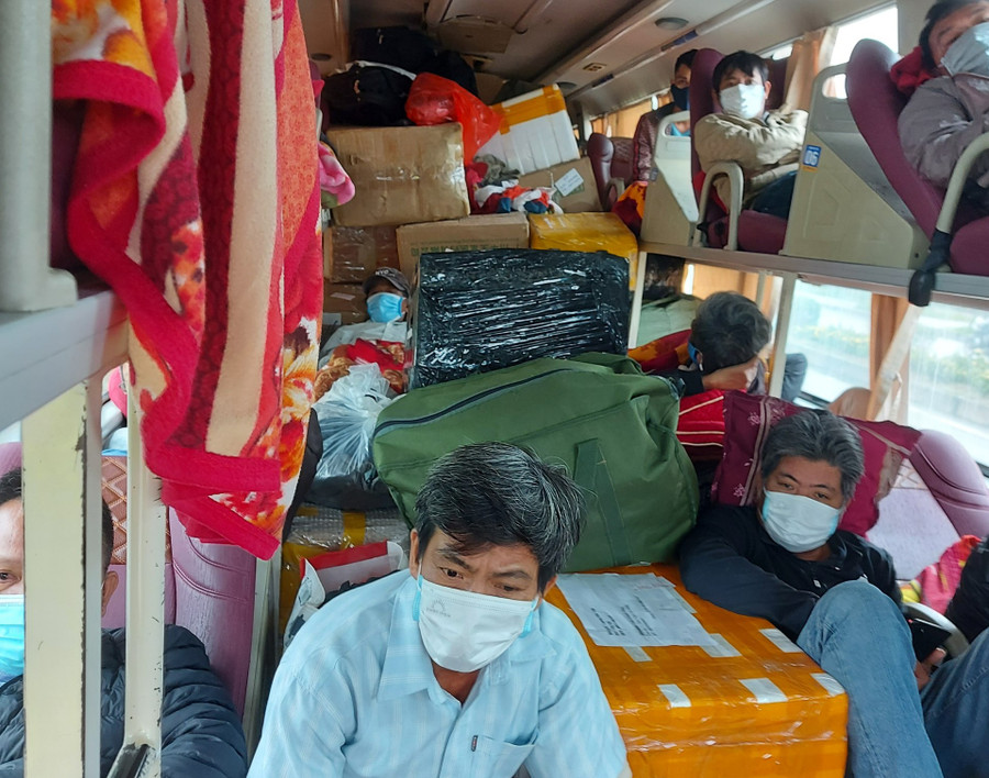 Hàng hóa nhập lậu chất đầy trên xe khách giường nằm BKS 29B-152.35 của hãng xe Queen Café. Ảnh: A.K
