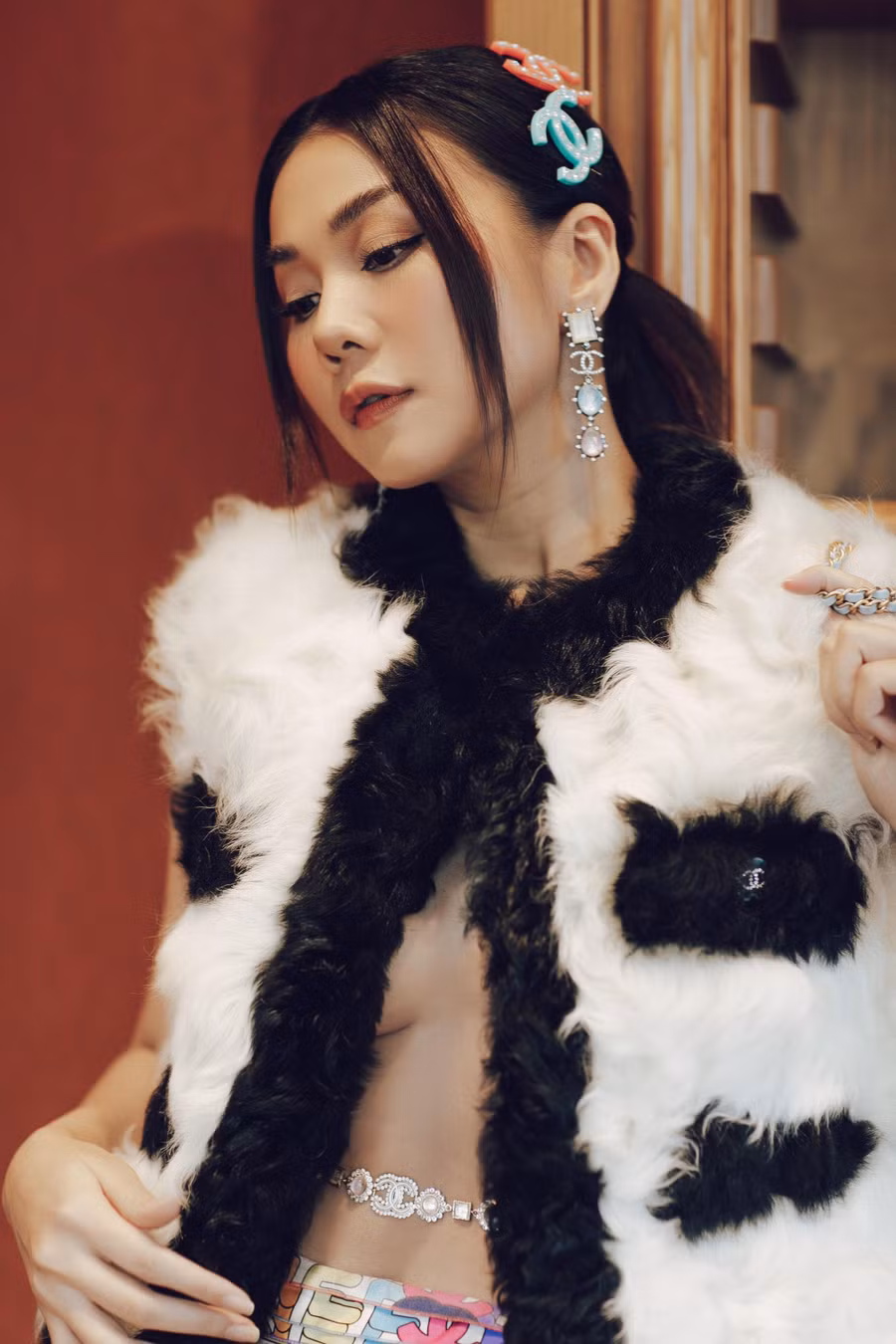 Trong bộ ảnh tiếp theo, nữ chính phim Mẹ chồng cũng khiến người hâm mộ xuýt xoa khi diện mẫu áo khoác lông của Chanel. Ảnh: NVCC Trong bộ ảnh tiếp theo, nữ chính phim Mẹ chồng cũng khiến người hâm mộ xuýt xoa khi diện mẫu áo khoác lông của Chanel. Ảnh: NVCC