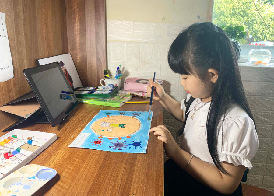 Em Phạm Vũ Anh Thơ (lớp 1/2, Trường Tiểu học Chu Văn An, TP. Pleiku) vẽ tranh với chủ đề “Gửi lời yêu thương”.