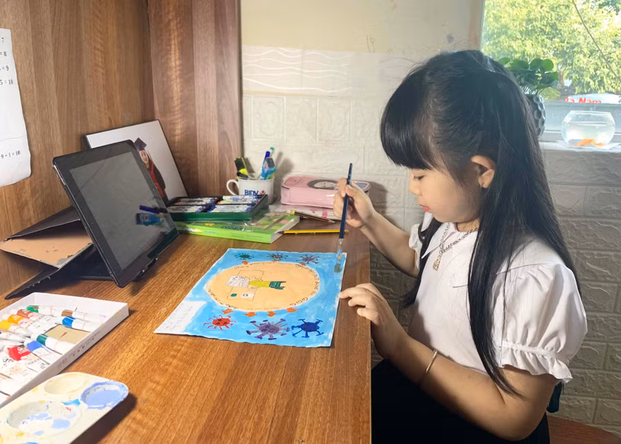 Em Phạm Vũ Anh Thơ (lớp 1/2, Trường Tiểu học Chu Văn An, TP. Pleiku) vẽ tranh với chủ đề “Gửi lời yêu thương”.