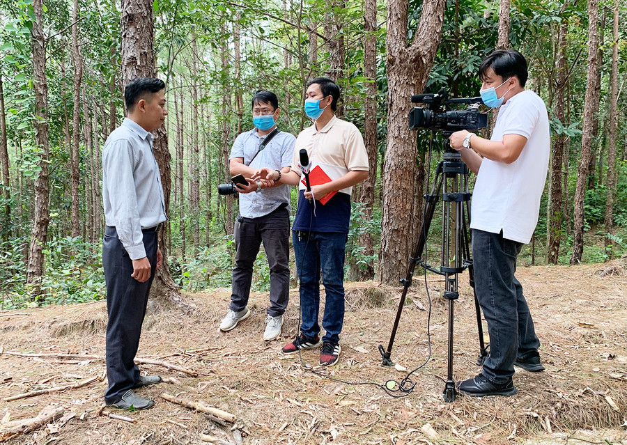 Phóng viên báo, đài Gia Lai trong một chuyến tác nghiệp tại huyện Chư Păh. Ảnh: Phương Duyên