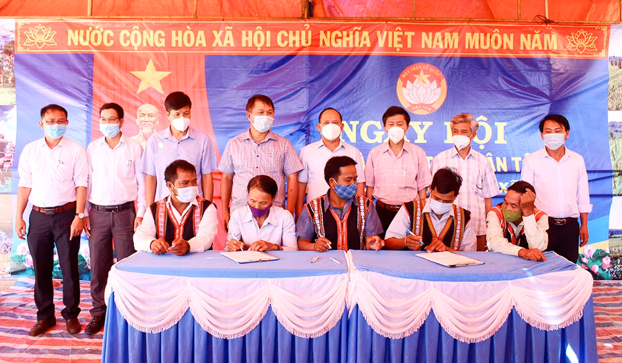 Đại diện 5 gia đình tiêu biểu của làng O Ngol ký kết giao ước thi đua trước sự chứng kiến của các đại biểu. Ảnh: Phan Lài Đại diện 5 gia đình tiêu biểu của làng O Ngol ký kết giao ước thi đua trước sự chứng kiến của các đại biểu. Ảnh: Phan Lài