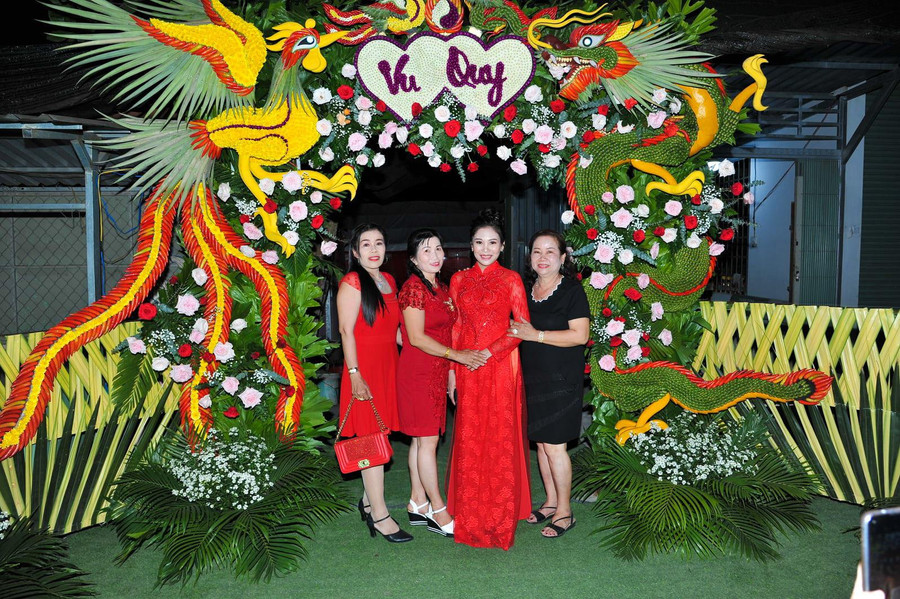 Những cặp đôi trẻ chọn cổng cưới truyền thống do anh Tâm tạo tác trong ngày trọng đại cuộc đời. Ảnh: Duy Tân