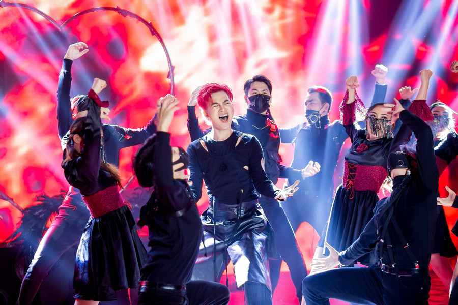 Ali Hoàng Dương mang đến tiết mục ma mị đối đầu cùng Erik. Ảnh: BTC