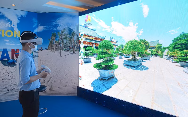 Du khách trải nghiệm ứng dụng VR360 “Một chạm tới Đà Nẵng”, một sản phẩm mới của du lịch Đà Nẵng.