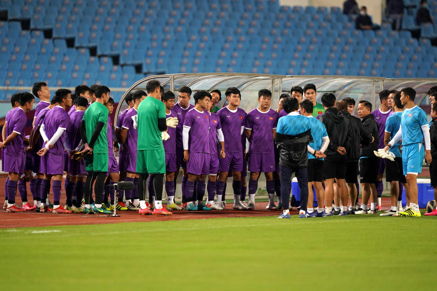 HLV Park Hang-seo trao đổi cùng tuyển Việt Nam trong buổi tập tối 9.11. Ảnh: Độc Lập