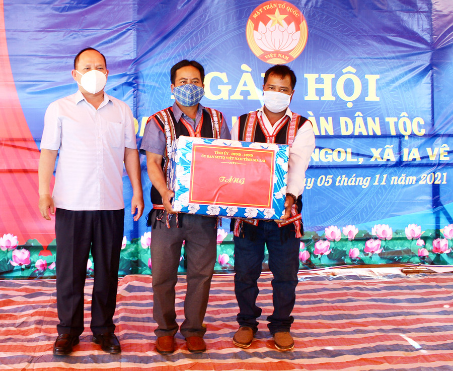 Đồng chí Rah Lan Chung (bìa trái)-Phó Bí thư Tỉnh ủy, Trưởng ban Nội chính Tỉnh ủy tặng phần quà cho người dân làng O Ngol. Ảnh: Phan Lài Đồng chí Rah Lan Chung (bìa trái)-Phó Bí thư Tỉnh ủy, Trưởng ban Nội chính Tỉnh ủy tặng phần quà cho người dân làng O Ngol. Ảnh: Phan Lài