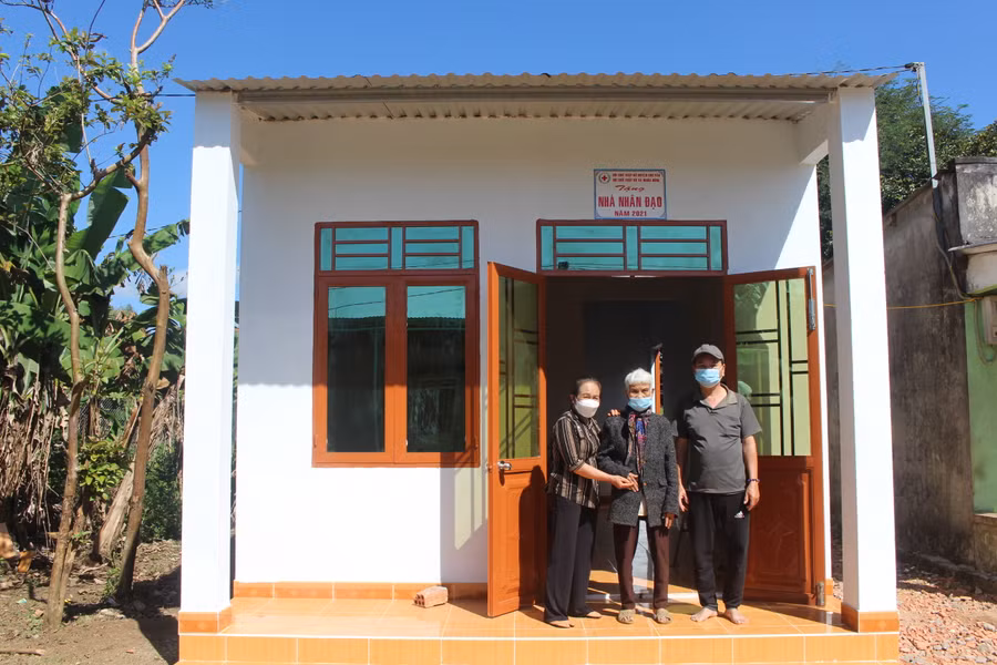 Ảnh 1: Bà Nguyễn Thị Liệu (ở giữa, thôn 1, xã Nghĩa Hưng, huyện Chư Păh) vui mừng vì có căn nhà mới để ở.	