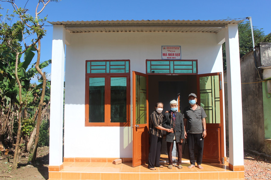 Ảnh 1: Bà Nguyễn Thị Liệu (ở giữa, thôn 1, xã Nghĩa Hưng, huyện Chư Păh) vui mừng vì có căn nhà mới để ở.	