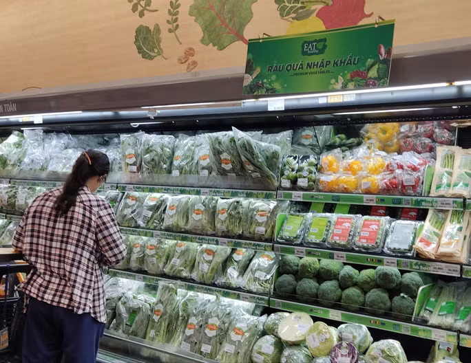 Rau nhập khẩu có giá bán gấp hơn 10 lần hàng trong nước