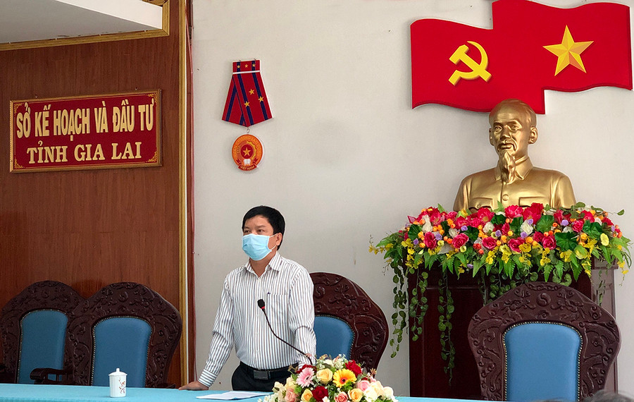 Giám đốc Sở Kế hoạch và Đầu tư Nguyễn Hữu Quế thông tin liên quan đến sự cố hư hỏng đường xảy ra tại đoạn thi công gói thầu số 1. 