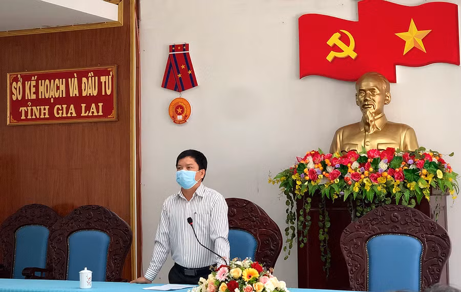 Giám đốc Sở Kế hoạch và Đầu tư Nguyễn Hữu Quế thông tin liên quan đến sự cố hư hỏng đường xảy ra tại đoạn thi công gói thầu số 1. 