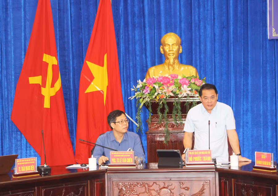 Đồng chí Hồ Phước Thành (bìa phải)-Phó Chủ tịch UBND tỉnh_ PGS-TS Lê Văn Chiến-Viện trưởng Viện Lãnh đạo học và Chính sách công-Học viện Chính trị Quốc gia Hồ Chí Minh chủ trì hội nghị. Ảnh: Phan Lài
