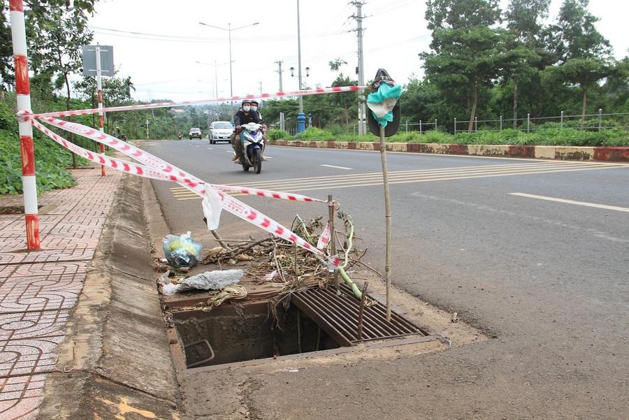 Các hố ga mất nắp trên đường Trần Quý Cáp được che chắn sơ sài. Ảnh: Hoàng Bình