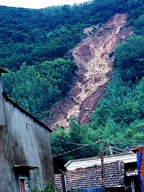 Khối lượng đất đá sạt lở ước tính hàng ngàn m3