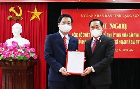 Chủ tịch UBND tỉnh Lạng Sơn Hồ Tiến Thiệu trao quyết định và chúc mừng tân Giám đốc Sở Kế hoạch và Đầu tư Vũ Hoàng Quý.