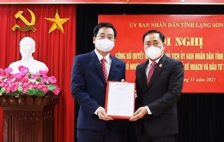 Chủ tịch UBND tỉnh Lạng Sơn Hồ Tiến Thiệu trao quyết định và chúc mừng tân Giám đốc Sở Kế hoạch và Đầu tư Vũ Hoàng Quý.