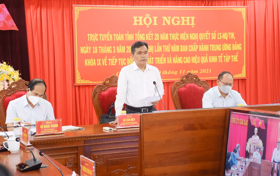 Đồng chí Hồ Văn Niên-Ủy viên Ban Chấp hành Trung ương Đảng, Bí thư Tỉnh ủy, Chủ tịch HĐND tỉnh phát biểu tại hội nghị. Ảnh: Minh Nguyễn Bí thư Tỉnh ủy Hồ Văn Niên phát biểu tại hội nghị. Ảnh: Minh Nguyễn