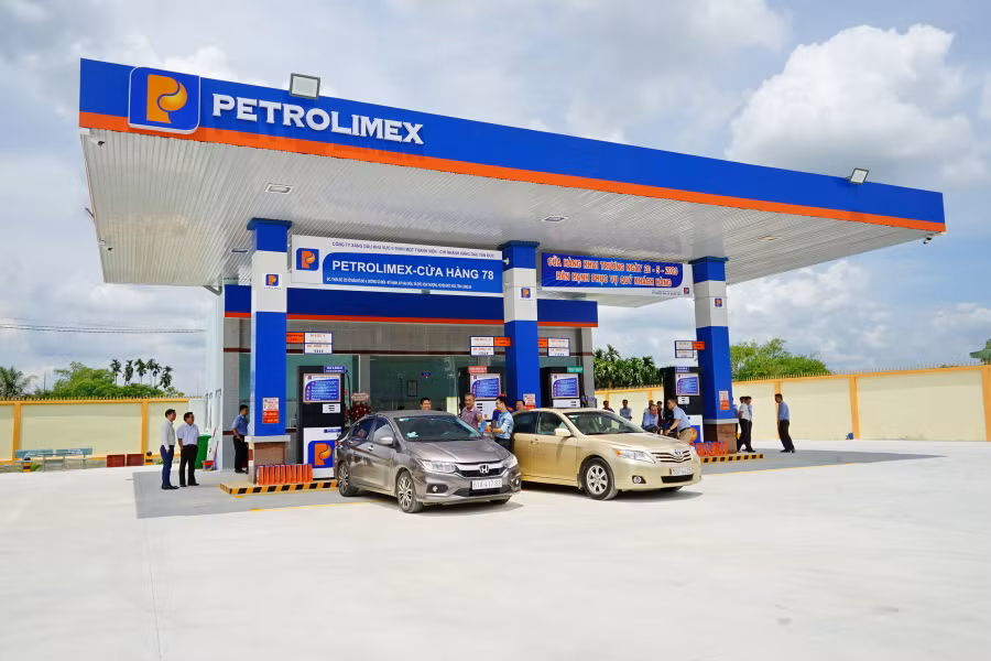  Giá xăng có thể giảm từ 1.200 đồng đến 1.400 đồng/lít vào ngày 25/11 tới. (Ảnh: Petrolimex)