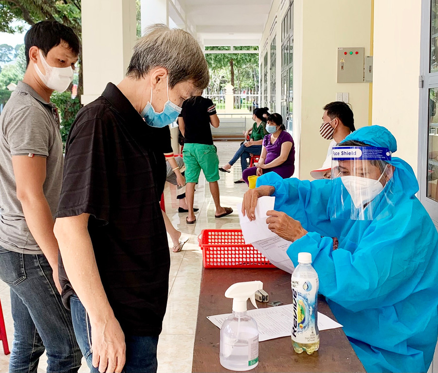 Người dân khai báo y tế tại điểm tiêm chủng vắc xin phòng Covid-19 phường Hội Thương (TP. Pleiku). Ảnh: Như Nguyện Người dân khai báo y tế tại điểm tiêm chủng vắc xin phòng Covid-19 phường Hội Thương, TP. Pleiku. Ảnh: Như Nguyện