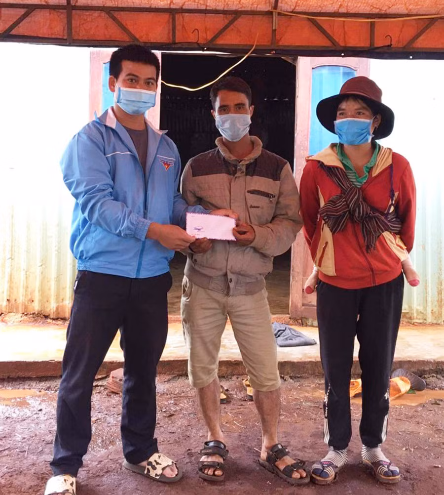  Đại diện mặt trận, đoàn thể, chính quyền địa phương đi thăm hỏi, động viên các gia đình có 3 cháu nhỏ tử vong. Ảnh: R'Ô HOK