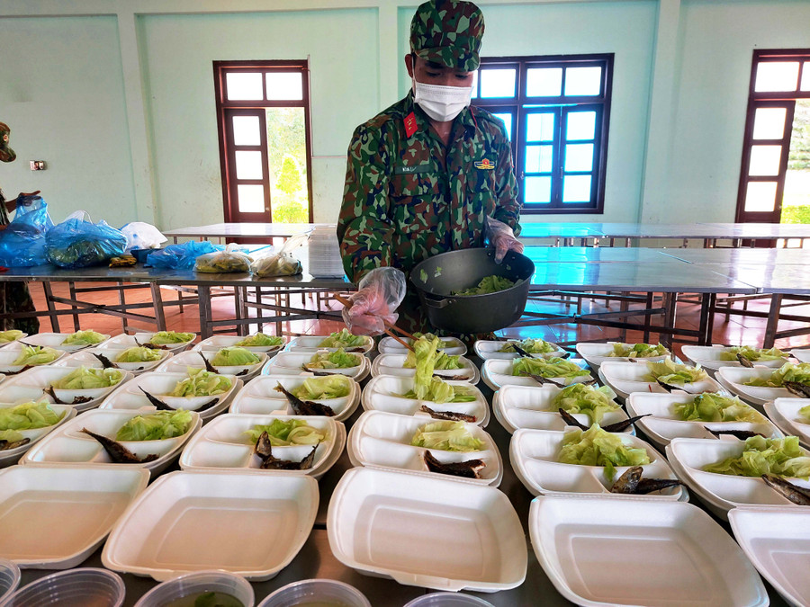  Chuẩn bị bữa cơm cho người dân trong khu cách ly. Ảnh: Vĩnh Hoàng