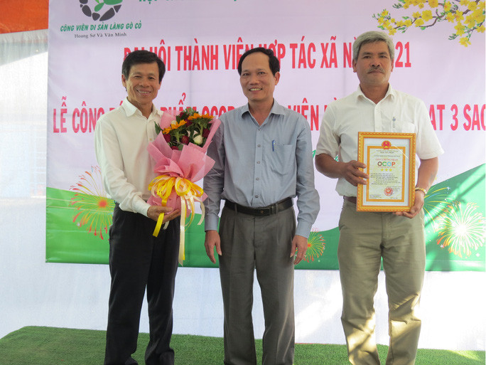 Lãnh đạo Chi cục Phát triển nông thôn tỉnh Quảng Ngãi trao chứng nhận đạt chuẩn OCOP 3 sao cho HTX du lịch cộng đồng làng Gò Cỏ  Lãnh đạo Chi cục Phát triển nông thôn tỉnh Quảng Ngãi trao chứng nhận đạt chuẩn OCOP 3 sao cho HTX du lịch cộng đồng làng Gò Cỏ