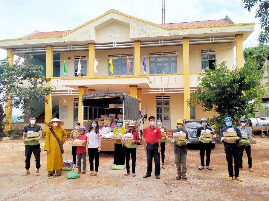  Tặng quà cho các hộ nghèo, đồng bào dân tộc thiểu số khó khăn do ảnh hưởng bởi dịch Covid-19 tại xã Ia Ko, huyện Chư Sê. Ảnh Hồng Ngọc