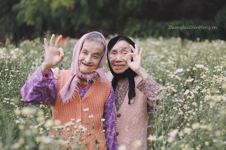 Cách tạo dáng dễ thương của hai bà - Ảnh: Trung tâm dưỡng lão Diên Hồng