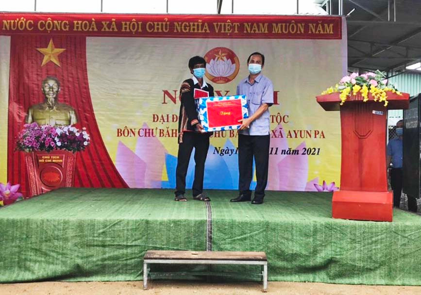 Đồng chí Võ Thanh Hùng-Ủy viên Ban Thường vụ Tỉnh ủy, Trưởng ban Dân vận Tỉnh ủy tặng quà cho cán bộ và Nhân dân buôn Chư Băh B (xã Chư Băh, thị xã Ayun Pa).Ảnh.Vũ Chi